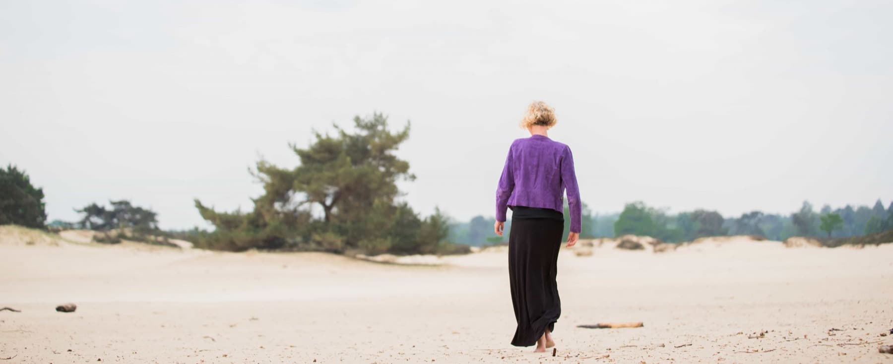 Hillegonda wandelt weg door de zandduinen, een open einde